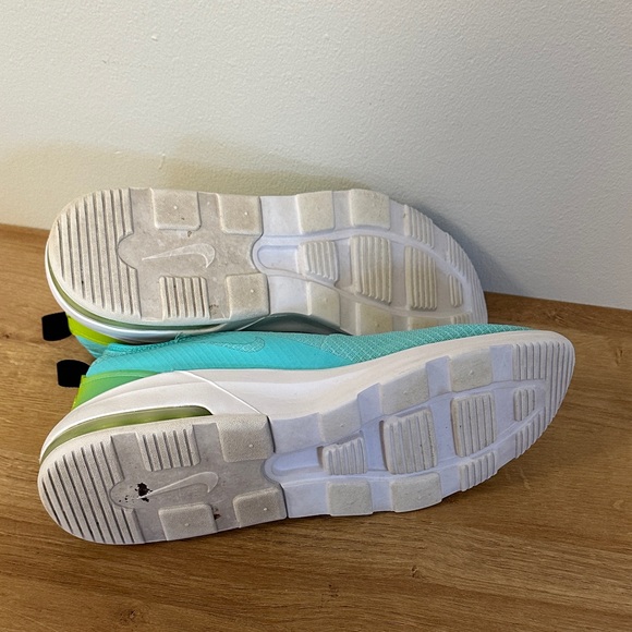EUC Nike Air Max Motion 2 Aurora Green and Blue Sneakers - Picture 5 of 6
